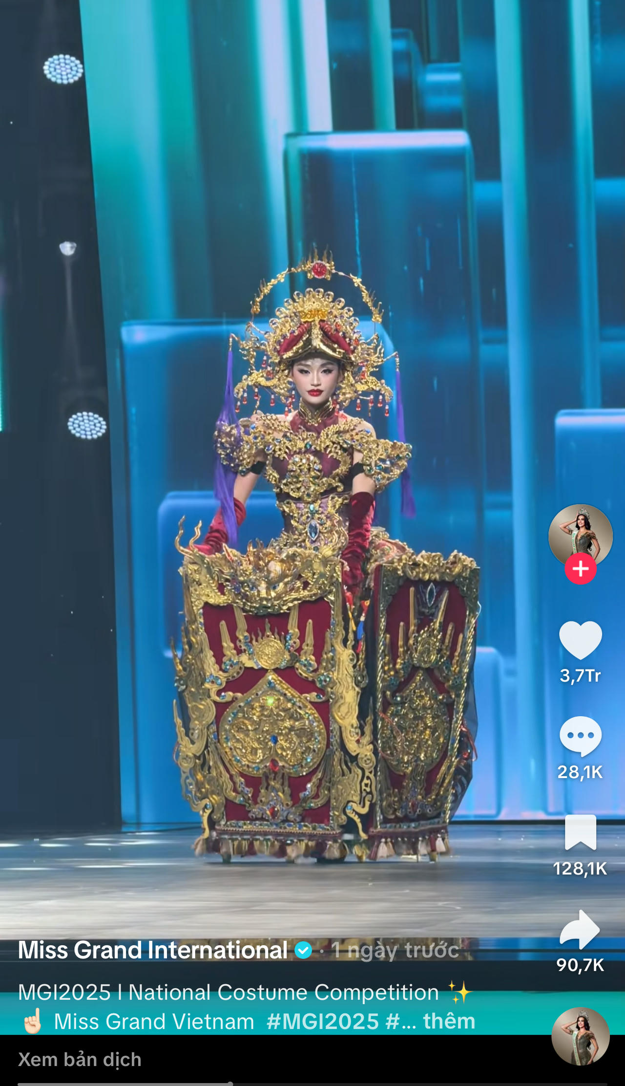 Yến Nhi diện trang phục Thăng Long Hội tr&igrave;nh diễn trong đ&ecirc;m thi Trang phục Văn h&oacute;a D&acirc;n tộc. Ảnh: CMH