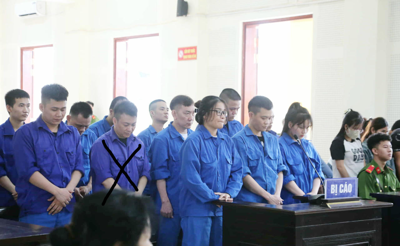 Phan Văn Phượng (đ&aacute;nh dấu) kẻ cầm đầu đường d&acirc;y nhận &aacute;n chung th&acirc;n