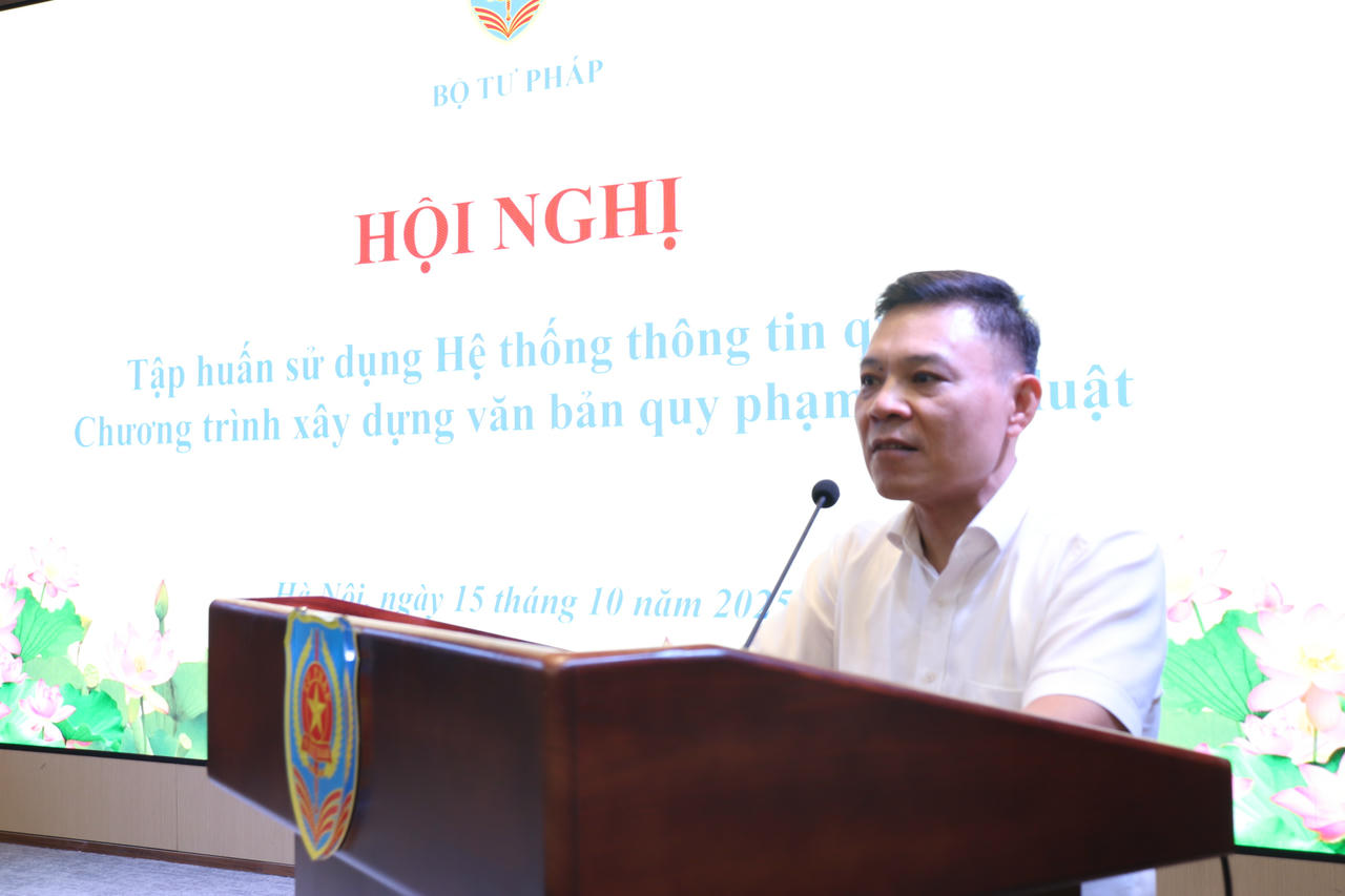 Vụ trưởng Vụ C&ocirc;ng t&aacute;c x&acirc;y dựng văn bản quy phạm ph&aacute;p luật Nguyễn Quốc Ho&agrave;n ph&aacute;t biểu khai mạc. (Ảnh: PV)