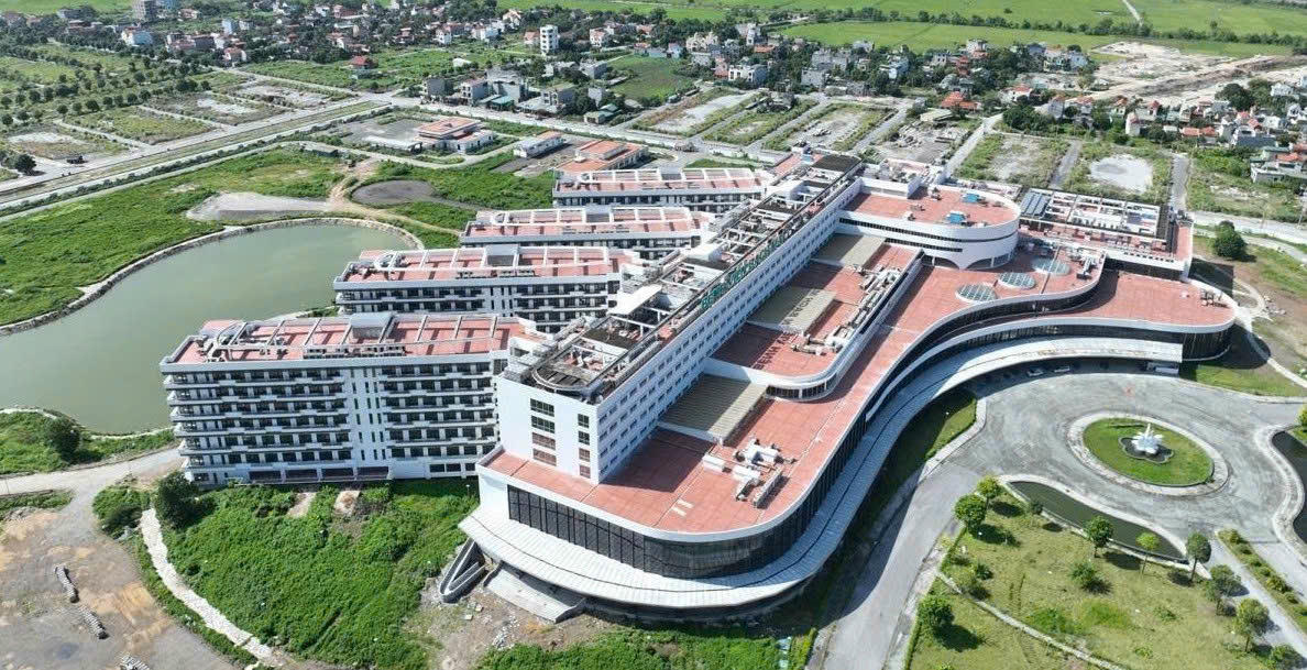 To&agrave;n bộ c&aacute;c t&ograve;a nh&agrave; đ&atilde; được sơn mới, khang trang&amp;amp;nbsp;gồm nhiều khối nh&agrave; điều trị, kh&aacute;m bệnh, h&agrave;nh ch&iacute;nh, kỹ thuật v&agrave; khu phụ trợ đồng bộ.