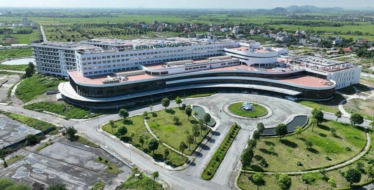 Bệnh viện mới sẽ được trang bị đồng bộ c&aacute;c thiết bị y tế hiện đại đ&aacute;p ứng c&ocirc;ng suất khoảng 5.000 lượt kh&aacute;m/ng&agrave;y, g&oacute;p phần giảm tải cho c&aacute;c bệnh viện tuyến Trung ương.