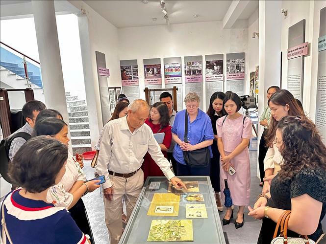 Đo&agrave;n c&ocirc;ng t&aacute;c gồm c&aacute;c chuy&ecirc;n gia v&agrave; c&aacute;n bộ l&agrave;m c&ocirc;ng t&aacute;c bảo quản hiện vật bảo t&agrave;ng, trung t&acirc;m lưu trữ tham quan Bảo t&agrave;ng Nhiếp ảnh Lai X&aacute;, x&atilde; Ho&agrave;i Đức, th&agrave;nh phố H&agrave; Nội. Ảnh: TTXVN&amp;amp;nbsp;