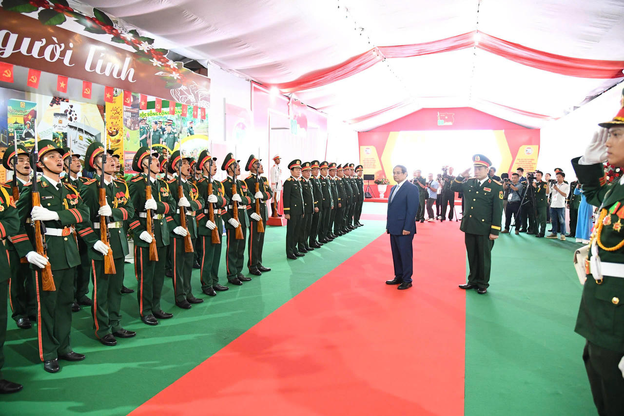 Thủ tướng Phạm Minh Ch&iacute;nh dự Lễ kỷ niệm 80 năm Ng&agrave;y truyền thống Lực lượng vũ trang Qu&acirc;n khu 5.