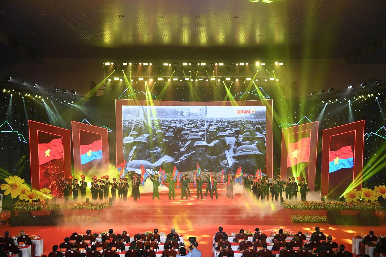 C&aacute;c tiết mục nghệ thuật t&aacute;i hiện lại kh&uacute;c tr&aacute;ng ca h&agrave;o h&ugrave;ng của Lực lượng vũ trang Qu&acirc;n khu 5.