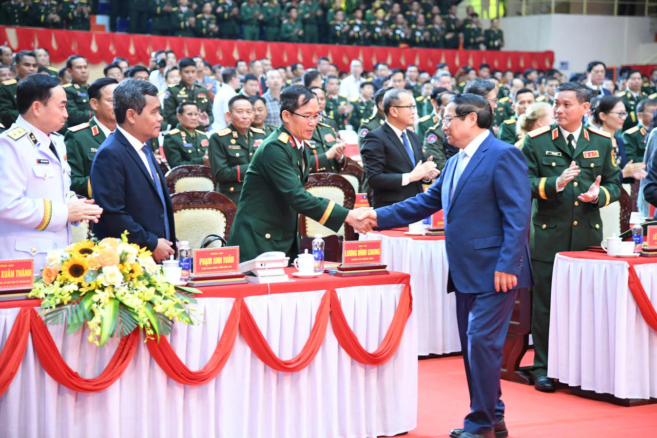 C&aacute;c đại biểu ch&agrave;o mừng Thủ tướng Phạm Minh Ch&iacute;nh dự&amp;amp;nbsp;Lễ kỷ niệm.