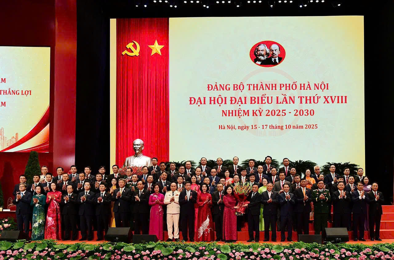 Thường trực Ban B&iacute; thư Trần Cẩm T&uacute; tặng hoa ch&uacute;c mừng Ban Chấp h&agrave;nh Đảng bộ TP kh&oacute;a XVIII, nhiệm kỳ 2025-2030.