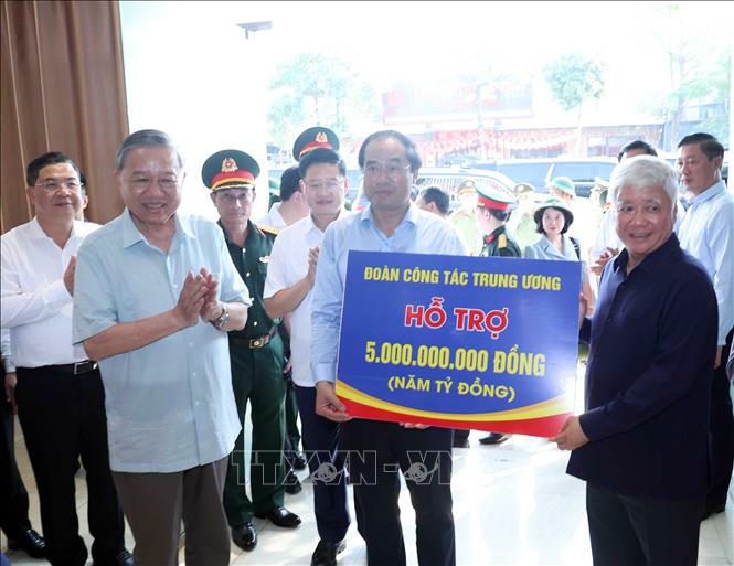 Tổng B&iacute; thư T&ocirc; L&acirc;m thăm hỏi, tặng qu&agrave; c&aacute;c lực lượng tham gia ph&ograve;ng, chống b&atilde;o lũ v&agrave; gi&uacute;p đỡ Nh&acirc;n d&acirc;n khắc phục hậu quả tr&ecirc;n địa b&agrave;n tỉnh. Ảnh: TTXVN