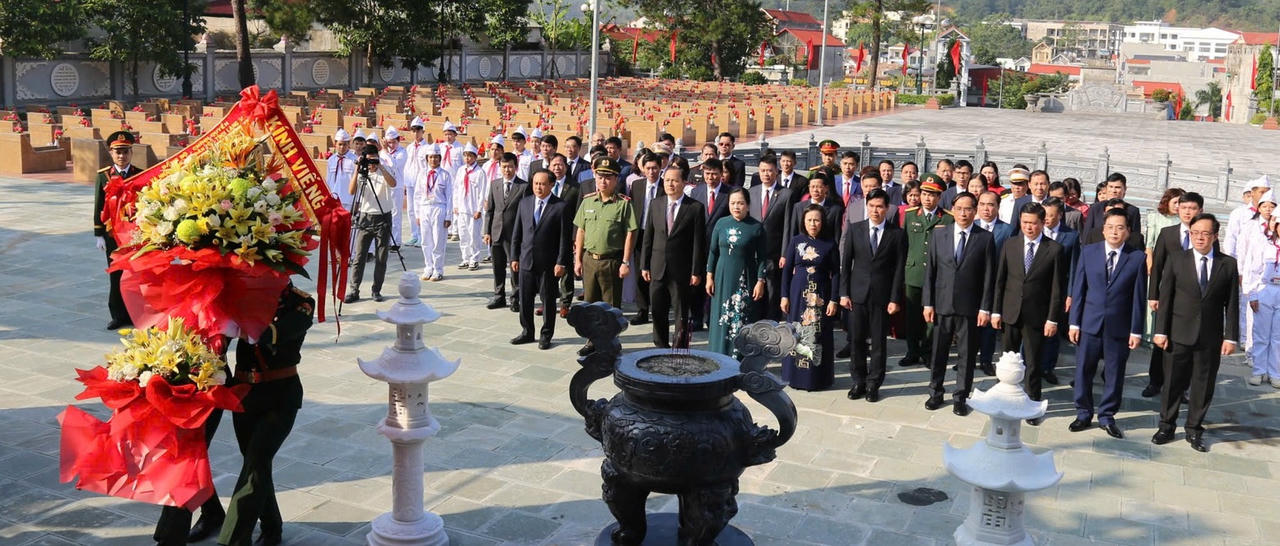 B&iacute; thư tỉnh ủy Lạng Sơn Ho&agrave;ng Quốc Kh&aacute;nh dẫn đầu đo&agrave;n đại biểu đ&atilde; d&acirc;ng hương, d&acirc;ng hoa tại một số địa điểm nh&acirc;n kỷ niệm 75 năm Ng&agrave;y Giải ph&oacute;ng Lạng Sơn.