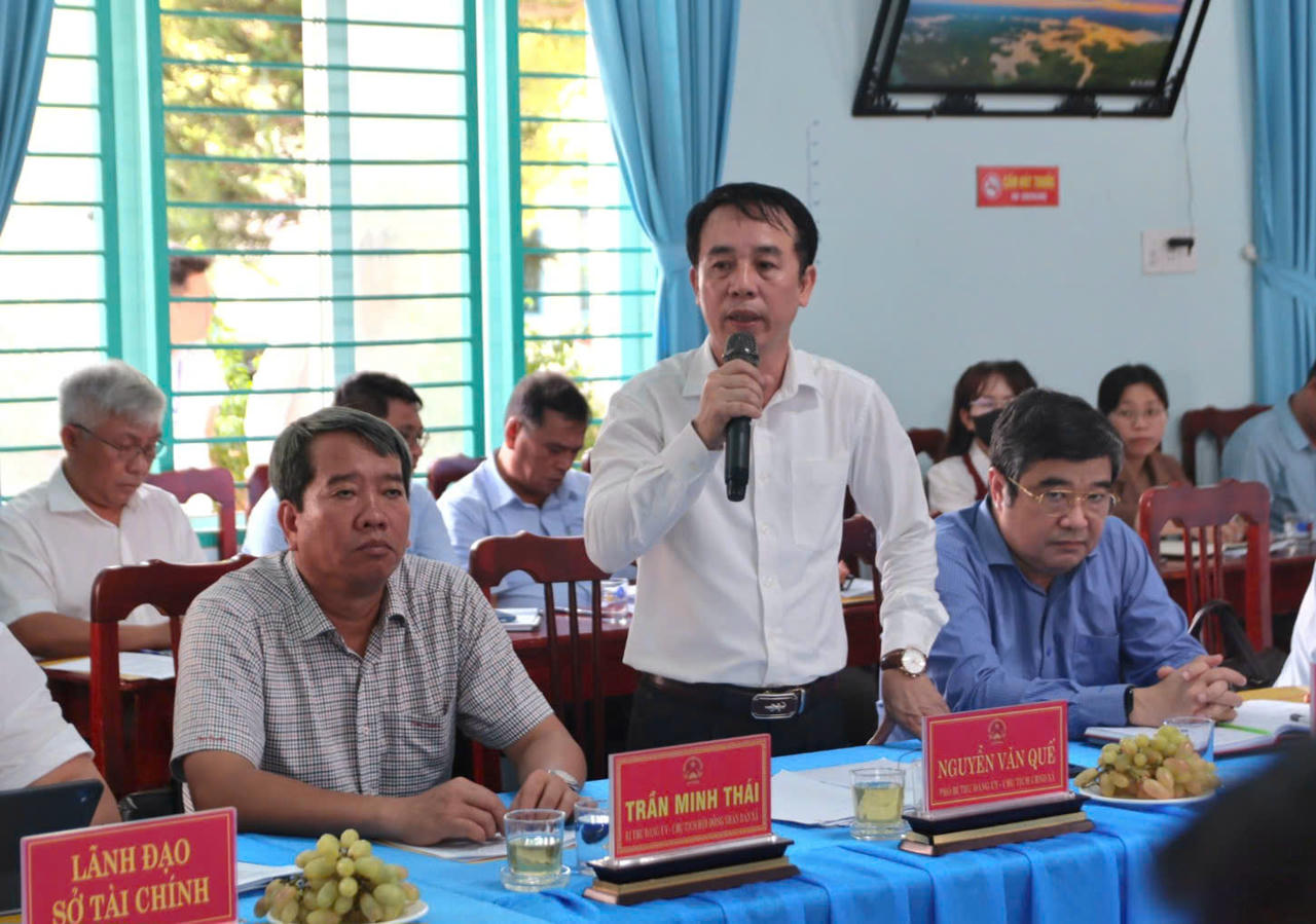 Chủ tịch UBND x&atilde; Vĩnh Hải Nguyễn Văn Quế ph&aacute;t biểu, b&aacute;o c&aacute;o tại buổi l&agrave;m việc của Đo&agrave;n c&ocirc;ng t&aacute;c