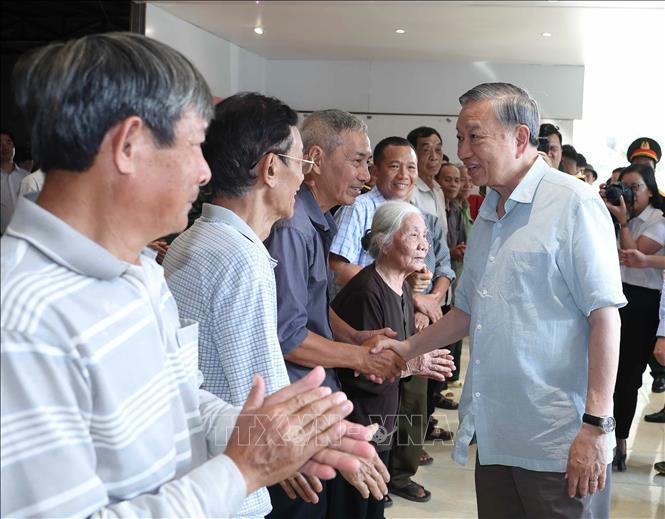 Tổng B&iacute; thư T&ocirc; L&acirc;m thăm hỏi, động vi&ecirc;n nh&acirc;n d&acirc;n tỉnh Th&aacute;i Nguy&ecirc;n. Ảnh: TTXVN