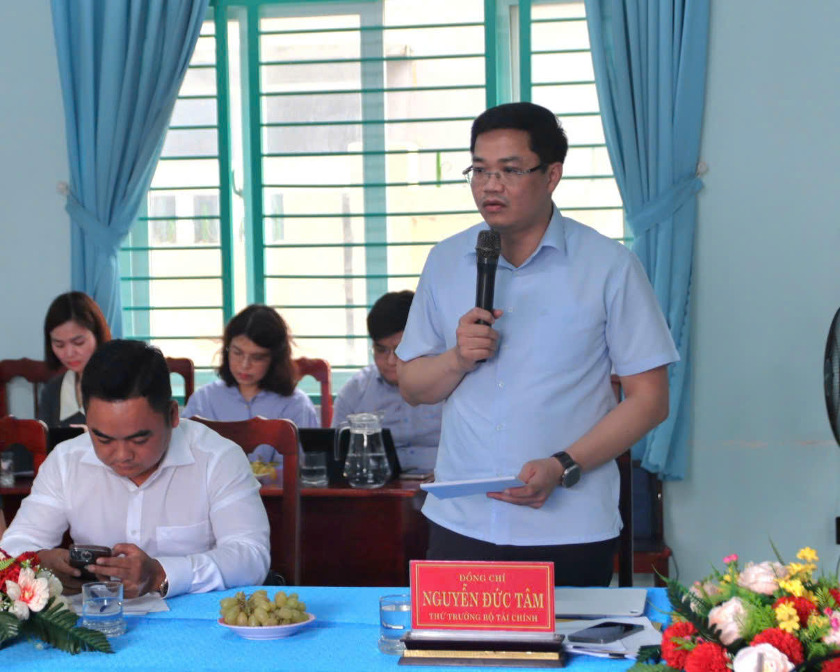 Đồng ch&iacute; Nguyễn Đức T&acirc;m, Thứ trưởng Bộ T&agrave;i ch&iacute;nh, ph&aacute;t biểu tại buổi l&agrave;m việc của Đo&agrave;n c&ocirc;ng t&aacute;c Ch&iacute;nh phủ với UBND x&atilde; Vĩnh Hải