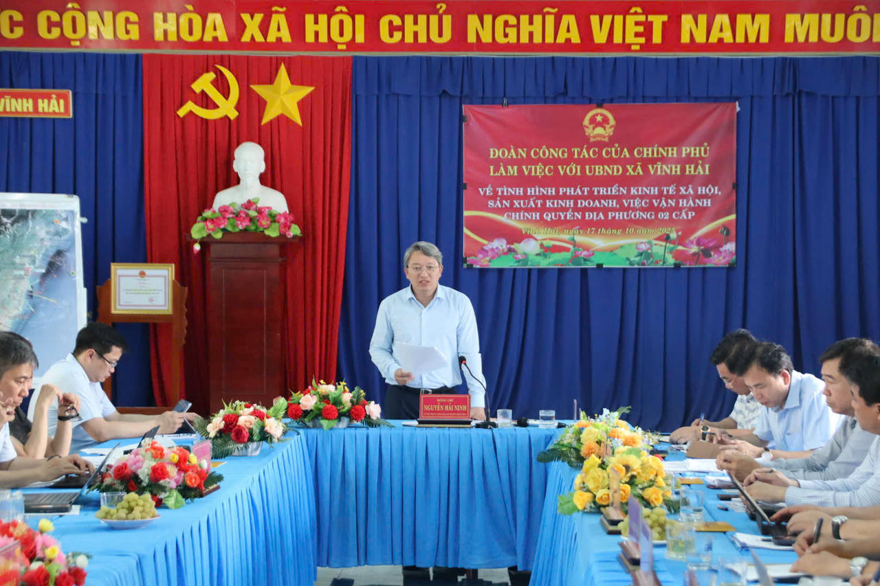 Bộ trưởng Nguyễn Hải Ninh ph&aacute;t biểu tại buổi l&agrave;m việc với UBND x&atilde; Vĩnh Hải