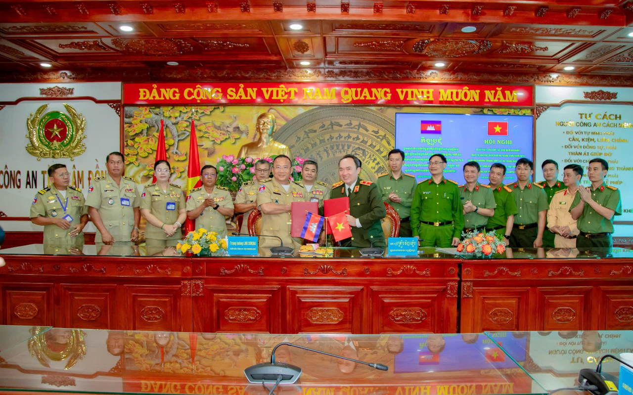 Đại diện C&ocirc;ng an tỉnh L&acirc;m Đồng v&agrave; C&ocirc;ng an tỉnh Mondulkiri k&yacute; kết Bi&ecirc;n bản ghi nhớ Hội nghị.