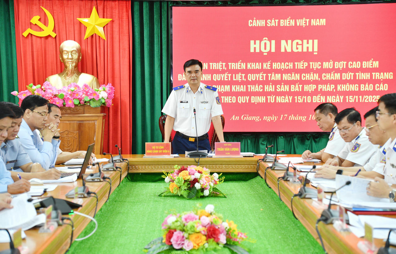 Thiếu tướng Trần Văn Lượng - Tư lệnh V&ugrave;ng Cảnh s&aacute;t biển 4 ph&aacute;t biểu &yacute; kiến tại Hội nghị.&amp;amp;nbsp;Ảnh: Đức Tĩnh.