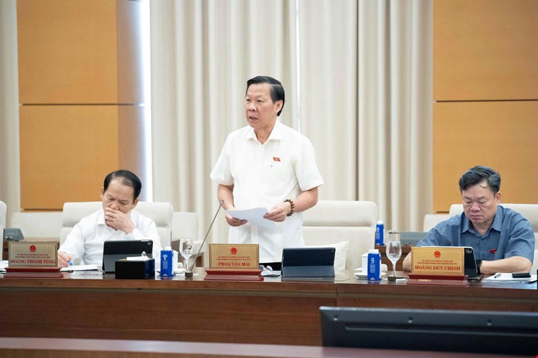 Chủ nhiệm Uỷ ban Kinh tế v&agrave; T&agrave;i ch&iacute;nh Phan Văn M&atilde;i tr&igrave;nh b&agrave;y b&aacute;o c&aacute;o thẩm tra tại phi&ecirc;n họp. (Ảnh: quochoi.vn).