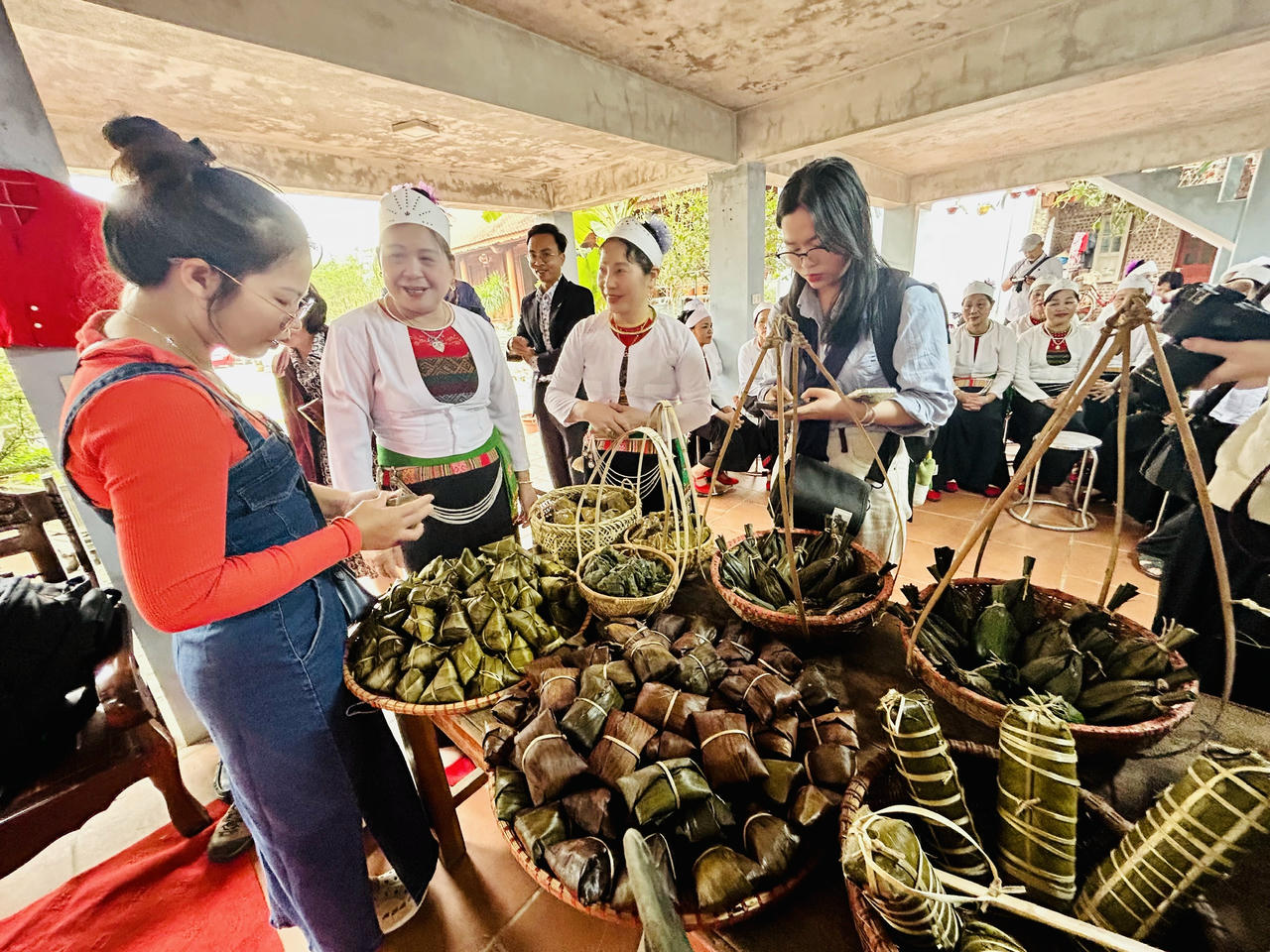 Giới thiệu ẩm thực của người Mường cho du kh&aacute;ch (ảnh Bảo Ch&acirc;u).