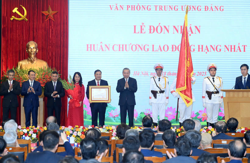Tổng B&iacute; thư T&ocirc; L&acirc;m trao Hu&acirc;n chương Lao động hạng Nhất tặng Văn ph&ograve;ng Trung ương Đảng. Ảnh: nhandan.vn