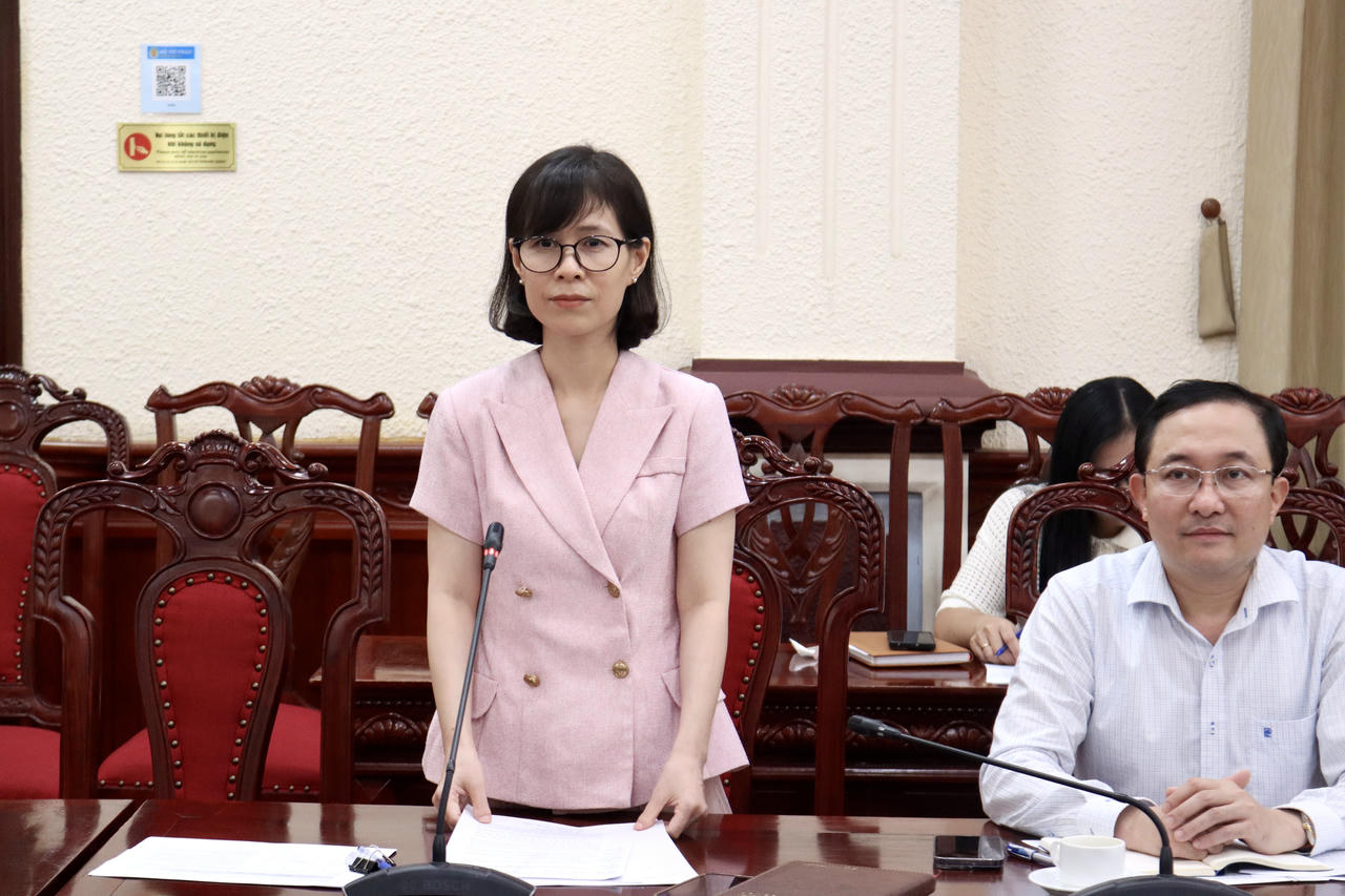 Ph&oacute; Vụ trưởng Vụ Tổ chức c&aacute;n bộ Trần Thu Hường ph&aacute;t biểu tại buổi l&agrave;m việc.