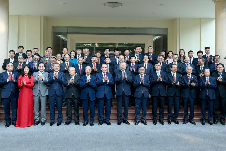 Tổng B&iacute; thư T&ocirc; L&acirc;m v&agrave; c&aacute;c đồng ch&iacute; ch&iacute; l&atilde;nh đạo, nguy&ecirc;n l&atilde;nh đạo Đảng, Nh&agrave; nước, c&aacute;c đại biểu dự lễ kỷ niệm. Ảnh: nhandan.vn
