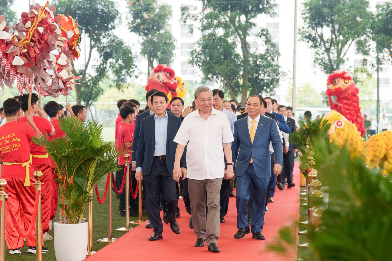 Tổng B&iacute; thư T&ocirc; L&acirc;m v&agrave; c&aacute;c đại biểu dự lễ khởi c&ocirc;ng. Ảnh: VGP