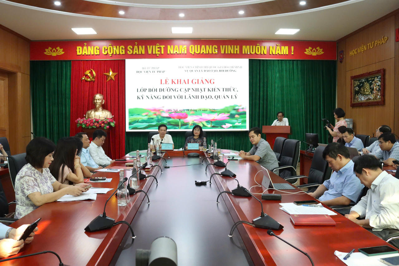 Quang cảnh L&ecirc;̃ khai giảng.