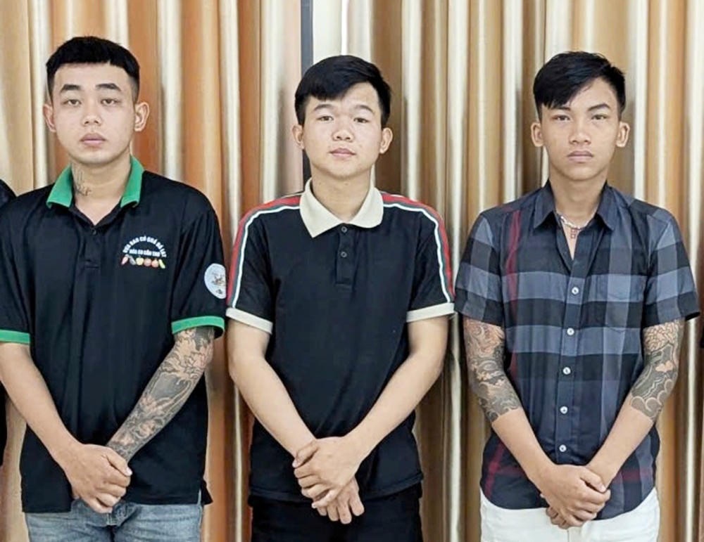 C&aacute;c đối đối tượng Kh&aacute;nh, An v&agrave; Anh Tuấn (trừ tr&aacute;i qua). Ảnh: Ngọc Kỳ.