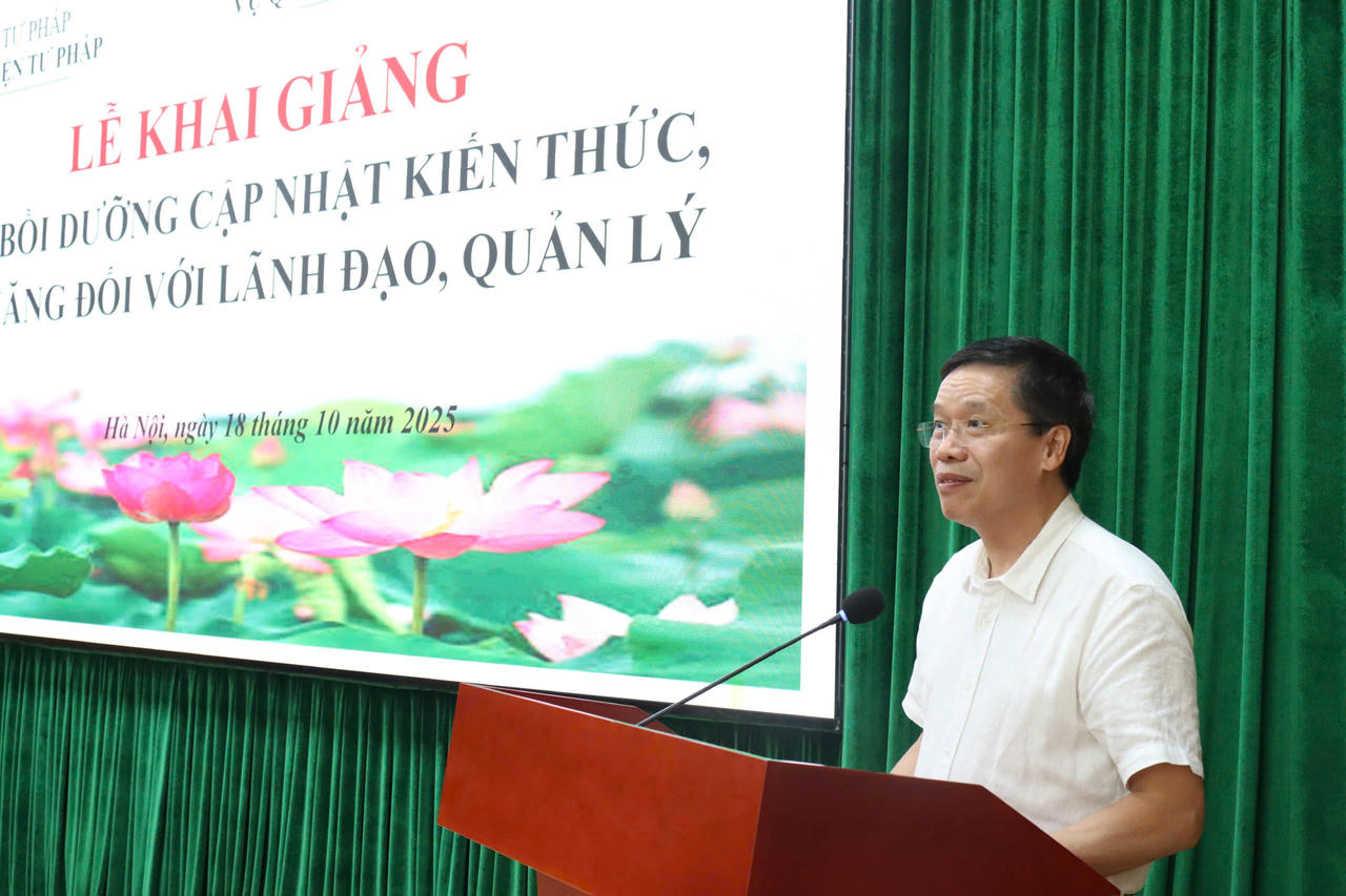 Ph&oacute; Vụ trưởng Vụ Quản l&yacute; đ&agrave;o tạo, bồi dưỡng, Học viện Ch&iacute;nh trị quốc gia Hồ Ch&iacute; Minh Lại Đức Vượng phát bi&ecirc;̉u.
