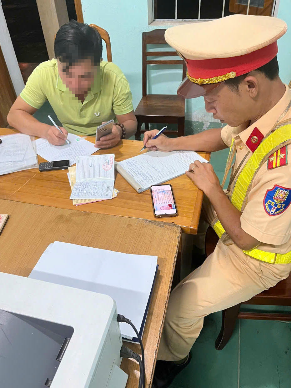 Lực lượng Cảnh s&aacute;t giao th&ocirc;ng l&agrave;m việc với t&agrave;i xế Đỗ Ngọc H., người điều khiển xe kh&aacute;ch vượt ẩu.