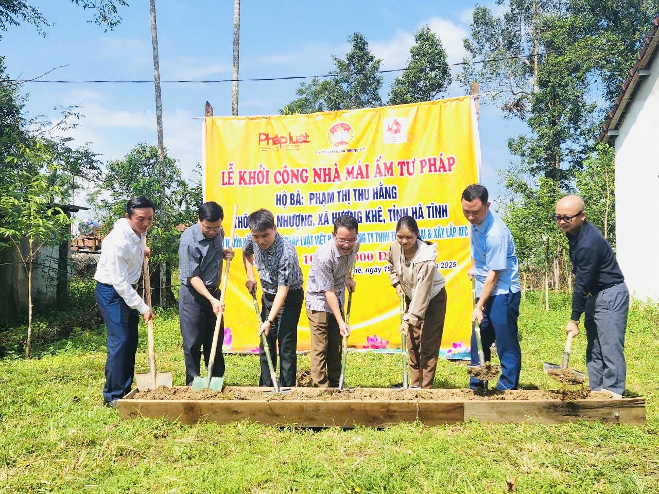 Tiến sĩ Vũ Ho&agrave;i Nam, B&iacute; thư Đảng uỷ, Tổng bi&ecirc;n tập B&aacute;o Ph&aacute;p luật Việt Nam (thứ 4 từ phải sang) c&ugrave;ng đại diện c&aacute;c đơn vị đồng h&agrave;nh, l&atilde;nh đạo Sở Tư ph&aacute;p H&agrave; Tĩnh tổ chức lễ khởi c&ocirc;ng x&acirc;y nh&agrave; cho hộ gia đ&igrave;nh chị Phạm Thị Thu Hằng ở th&ocirc;n H&ograve;a Nhượng x&atilde; Hương Kh&ecirc;, tỉnh H&agrave; Tĩnh.