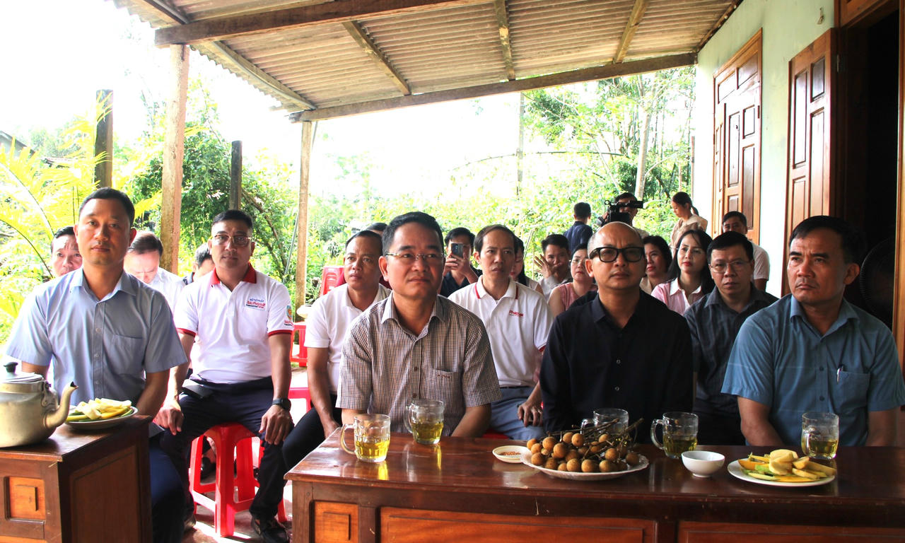 C&aacute;c đại biểu tham dự lễ khởi c&ocirc;ng 'M&aacute;i ấm tư ph&aacute;p' tại x&atilde; Hương Kh&ecirc;.