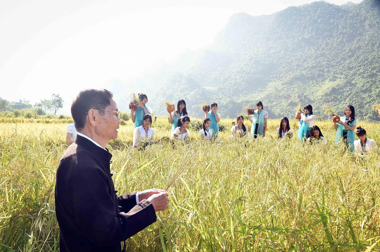 Thầy c&uacute;ng xin ph&eacute;p thần linh được mang l&uacute;a về.