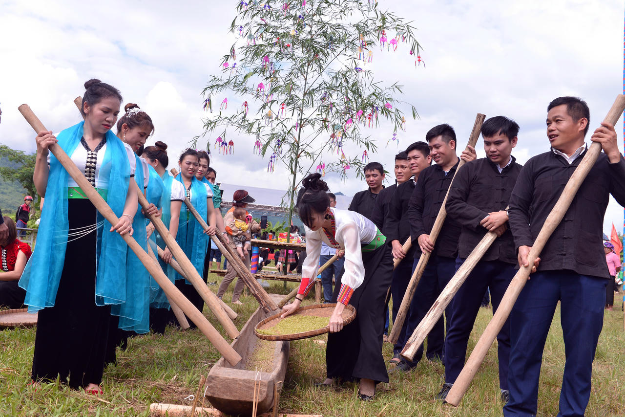 Nghi thức gi&atilde; cốm do hai nh&oacute;m nam - nữ thực hiện, thể hiện sự h&ograve;a hợp &acirc;m dương, giao h&ograve;a đất trời.