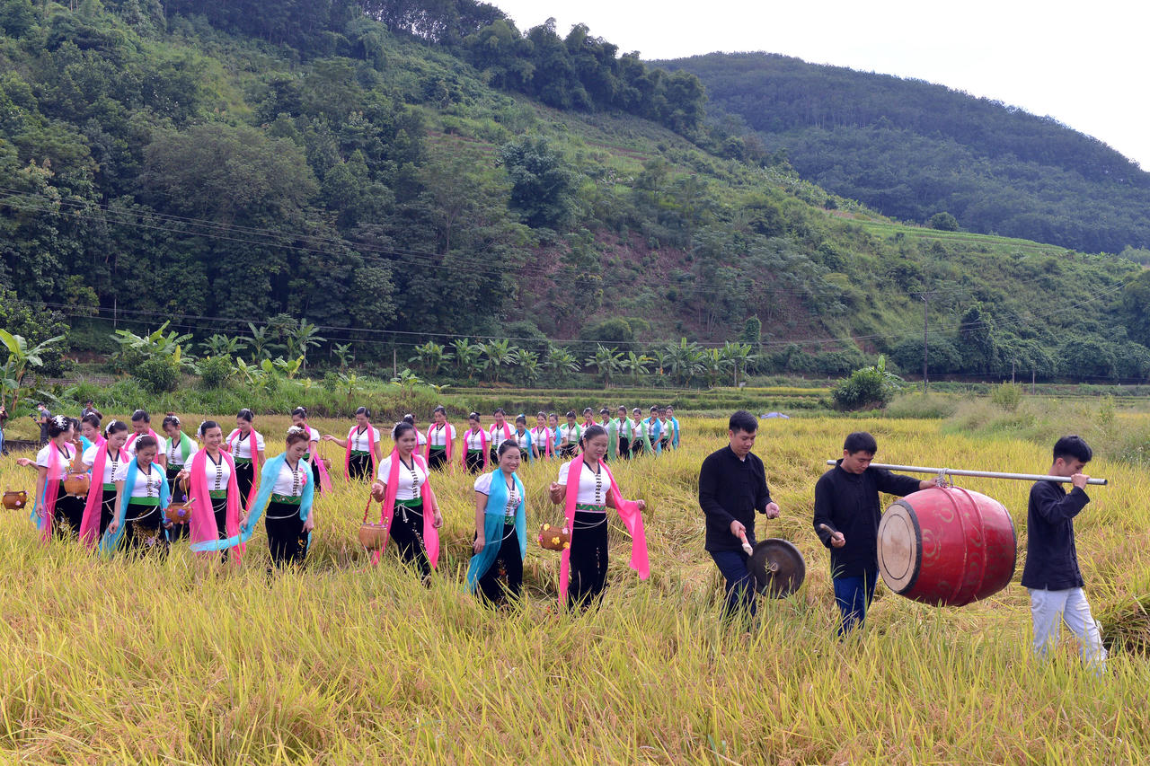 Nghi thức &ldquo;rước hồn l&uacute;a&rdquo; diễn ra tr&ecirc;n c&aacute;nh đồng Huổi &Eacute;n (x&atilde; Phong Thổ) t&ocirc;n vinh nghề n&ocirc;ng.