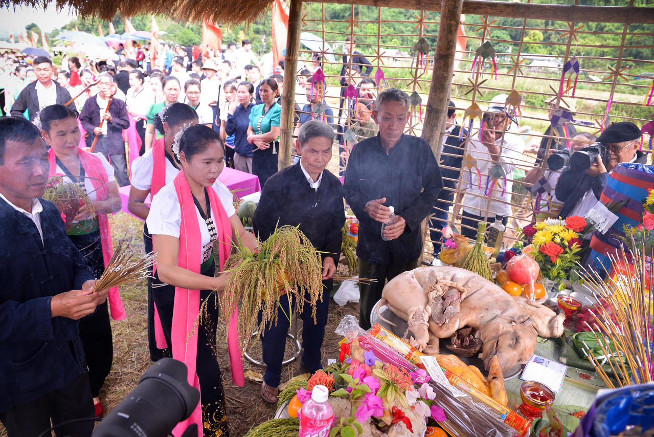 Nghi lễ tạ ơn hồn l&uacute;a - biểu tượng tri &acirc;n trời đất, thần linh của người Th&aacute;i trắng.