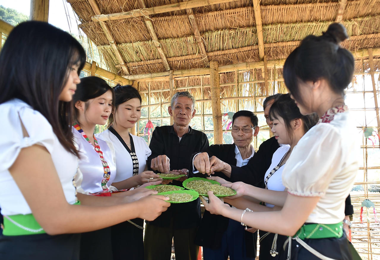 Hạt cốm xanh thơm dẻo được chia lộc, ban ph&aacute;t cho mọi người c&ugrave;ng hưởng lộc trời.