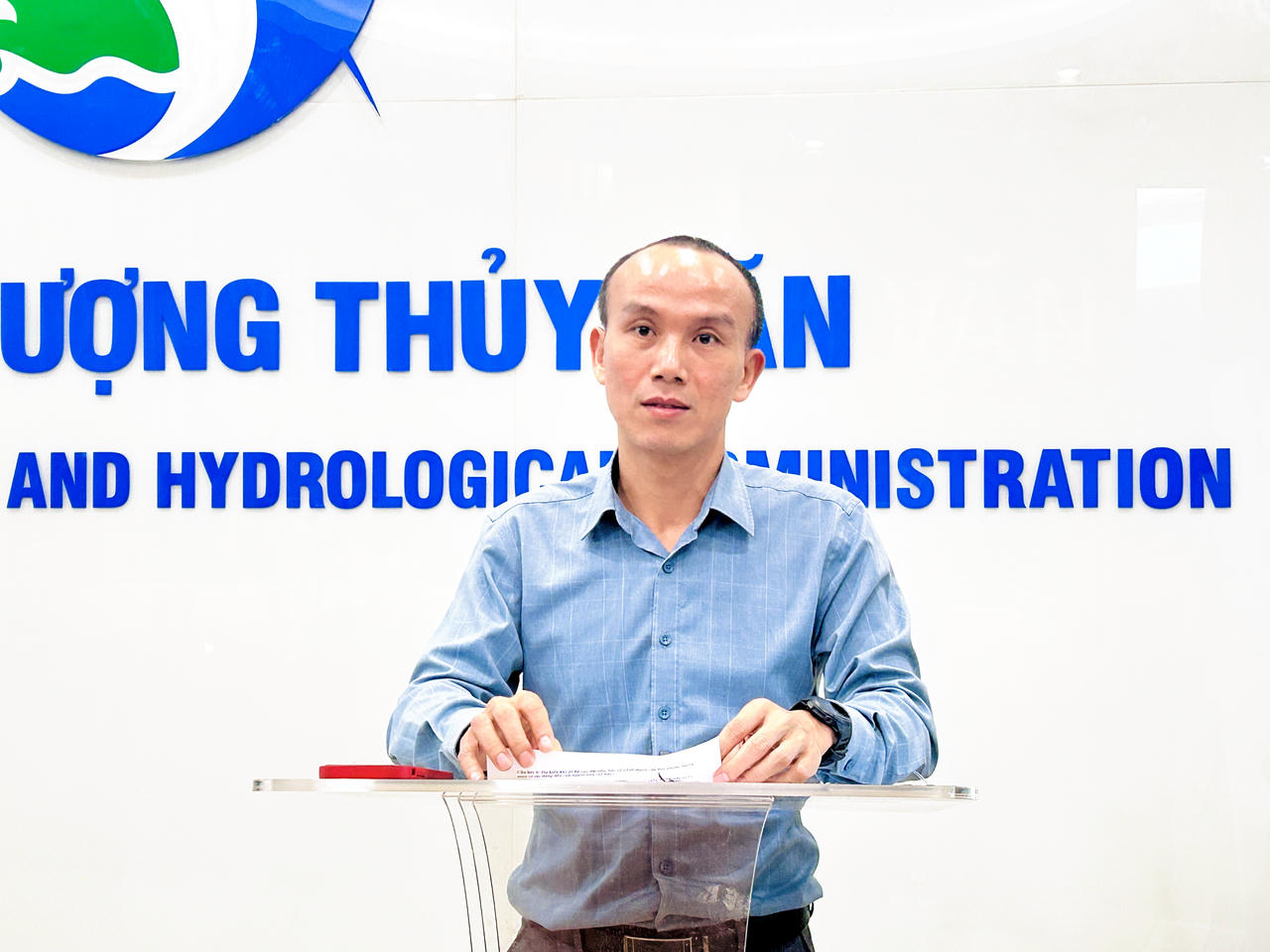 TS. Ho&agrave;ng Ph&uacute;c L&acirc;m, Ph&oacute; Gi&aacute;m đốc Trung t&acirc;m Dự b&aacute;o Kh&iacute; tượng Thuỷ văn Quốc gia chia sẻ những th&ocirc;ng tin về b&atilde;o số 12 trong chiều 20/10. Ảnh: Ngọc Nga
