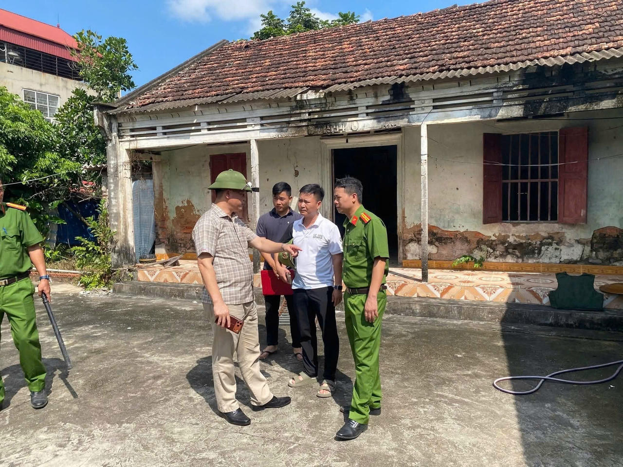 Đại t&aacute; Nguyễn Hữu B&igrave;nh &ndash; Ph&oacute; Gi&aacute;m đốc C&ocirc;ng an tỉnh Bắc Ninh c&oacute; mặt tại hiện trường.