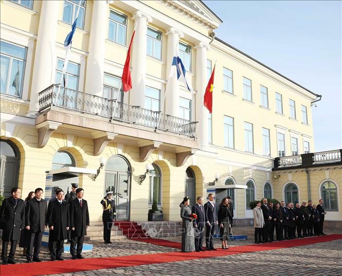 Tổng thống Alexander Stubb v&agrave; Phu nh&acirc;n ch&agrave;o đ&oacute;n Tổng B&iacute; thư T&ocirc; L&acirc;m v&agrave; Phu nh&acirc;n tại nơi đỗ xe, sau đ&oacute; mời Tổng B&iacute; thư v&agrave; Phu nh&acirc;n v&agrave;o vị tr&iacute; danh dự. Qu&acirc;n nhạc cử Quốc thiều Việt Nam v&agrave; Quốc thiều Phần Lan - Ảnh: TTXVN