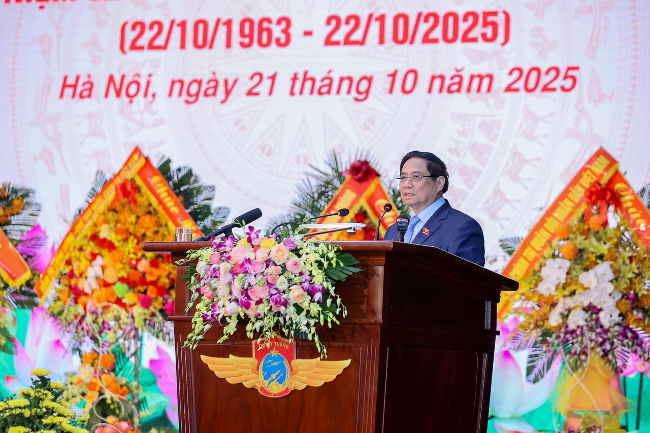 Thủ tướng đề nghị Qu&acirc;n chủng tiếp tục ph&aacute;t huy truyền thống 'trung với Đảng, hiếu với d&acirc;n', phục vụ đắc lực cho sự nghiệp x&acirc;y dựng v&agrave; bảo vệ Tổ quốc Việt Nam x&atilde; hội chủ nghĩa - Ảnh: VGP/Nhật Bắc