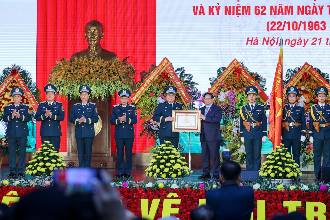 Thủ tướng Phạm Minh Ch&iacute;nh trao Danh hiệu Anh h&ugrave;ng lực lượng vũ trang nh&acirc;n d&acirc;n cho Qu&acirc;n chủng Ph&ograve;ng kh&ocirc;ng &ndash; Kh&ocirc;ng qu&acirc;n - Ảnh: VGP/Nhật Bắc