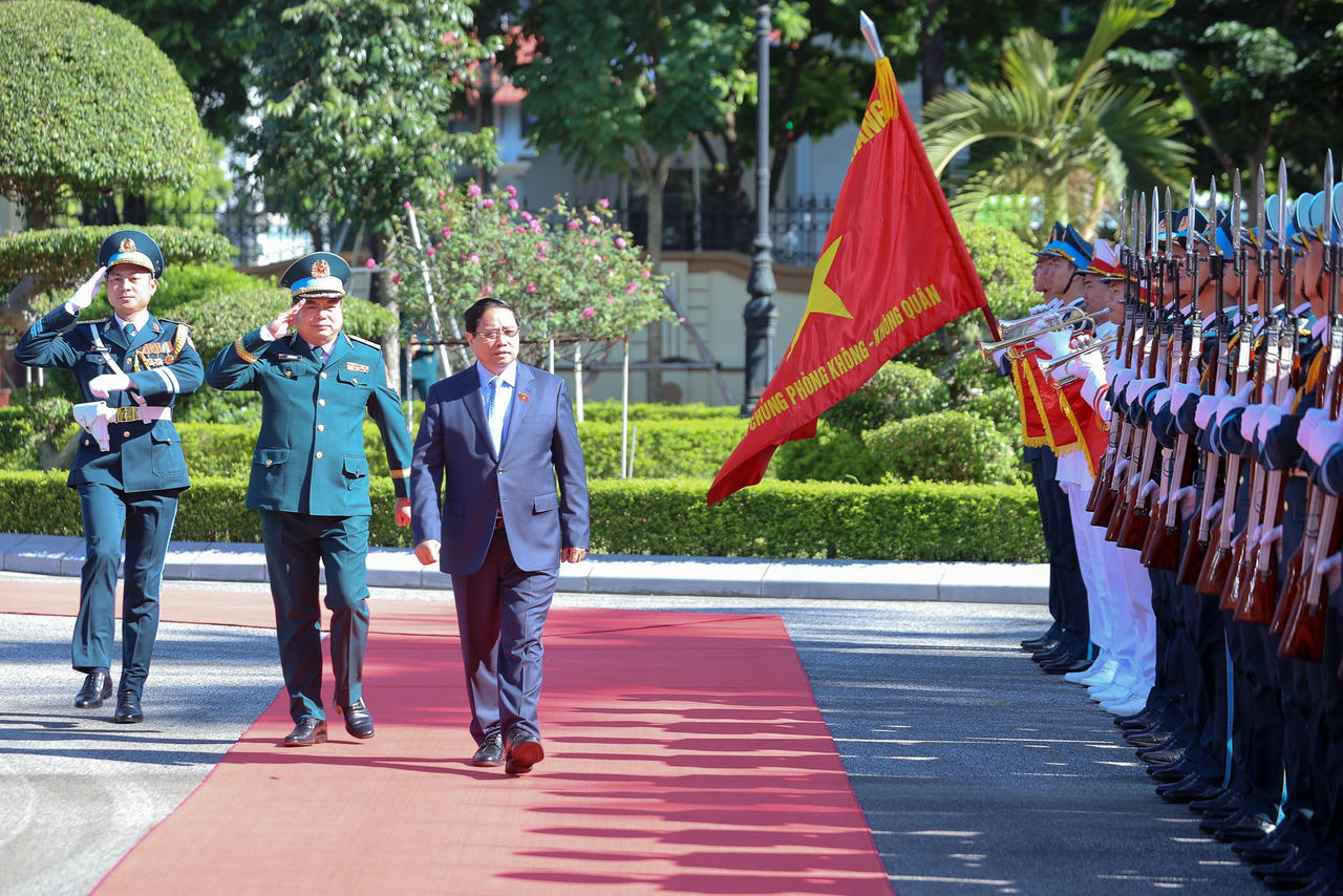 Thủ tướng Phạm Minh Ch&iacute;nh đến dự lễ đ&oacute;n nhận danh hiệu Anh h&ugrave;ng lực lượng vũ trang nh&acirc;n d&acirc;n v&agrave; kỷ niệm 62 năm ng&agrave;y truyền thống Qu&acirc;n chủng Ph&ograve;ng kh&ocirc;ng &ndash; Kh&ocirc;ng qu&acirc;n - Ảnh: VGP/Nhật Bắc