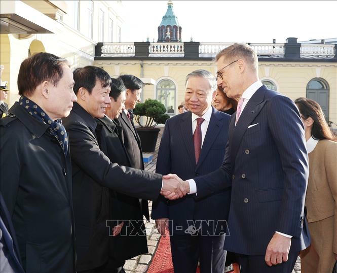 Tổng B&iacute; thư T&ocirc; L&acirc;m giới thiệu với Tổng thống Alexander Stubb c&aacute;c th&agrave;nh vi&ecirc;n đo&agrave;n Việt Nam - Ảnh: TTXVN