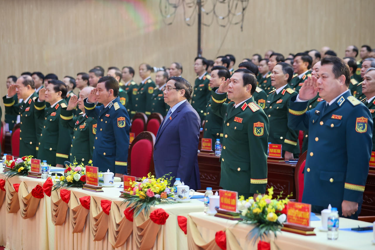 Thủ tướng Phạm Minh Ch&iacute;nh v&agrave; c&aacute;c đại biểu thực hiện nghi lễ ch&agrave;o cờ - Ảnh: VGP/Nhật Bắc