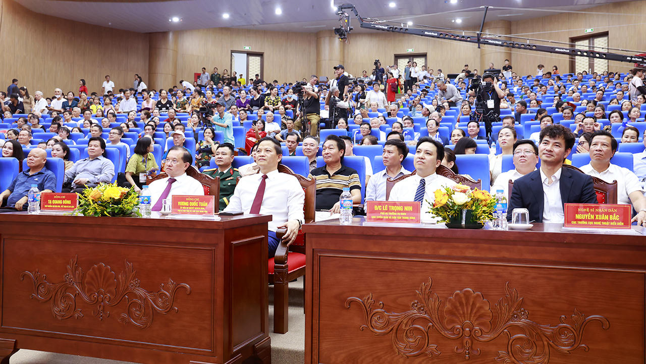 C&aacute;c đại biểu tham dự lễ khai mạc.