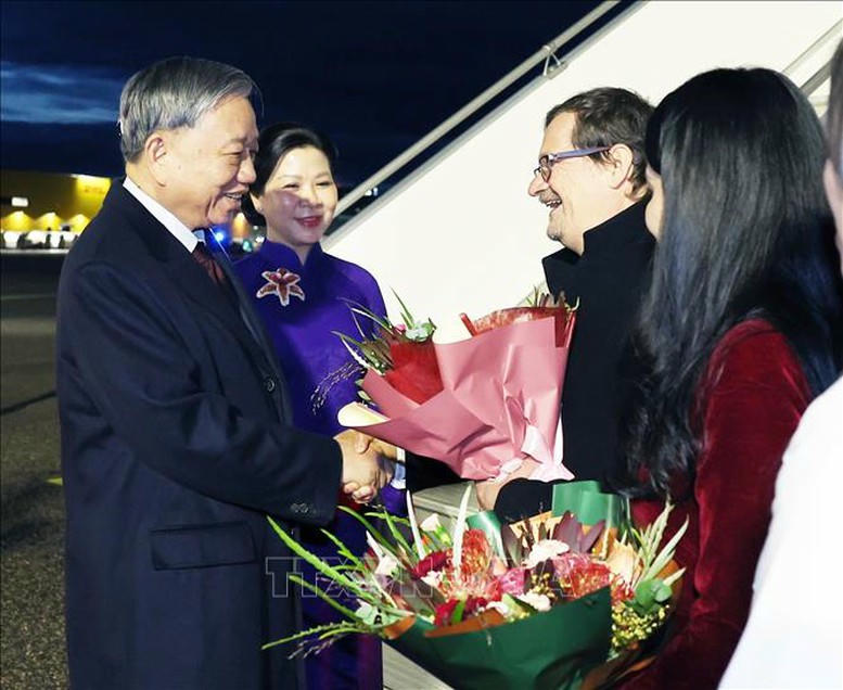 Tổng B&iacute; thư T&ocirc; L&acirc;m v&agrave; Phu nh&acirc;n đến Thủ đ&ocirc; Helsinki, bắt đầu chuyến thăm ch&iacute;nh thức Cộng h&ograve;a Phần Lan. Ảnh: TTXVN