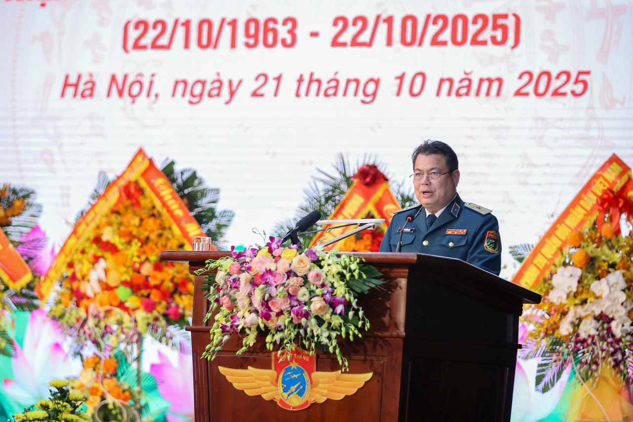 Thiếu tướng Vũ Hồng Sơn, Tư lệnh Qu&acirc;n chủng Ph&ograve;ng kh&ocirc;ng - Kh&ocirc;ng qu&acirc;n ph&aacute;t biểu tại Lễ kỷ niệm - Ảnh: VGP/Nhật Bắc