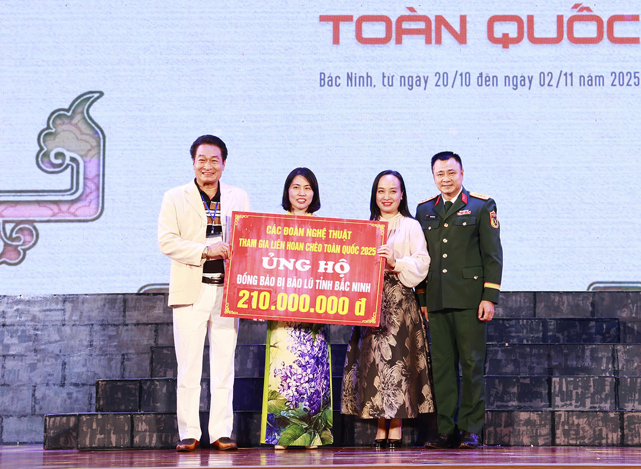 C&aacute;c đo&agrave;n nghệ thuật ủng hộ 210 triệu đồng hỗ trợ đồng b&agrave;o bị ảnh hưởng bởi b&atilde;o lũ tại Bắc Ninh.
