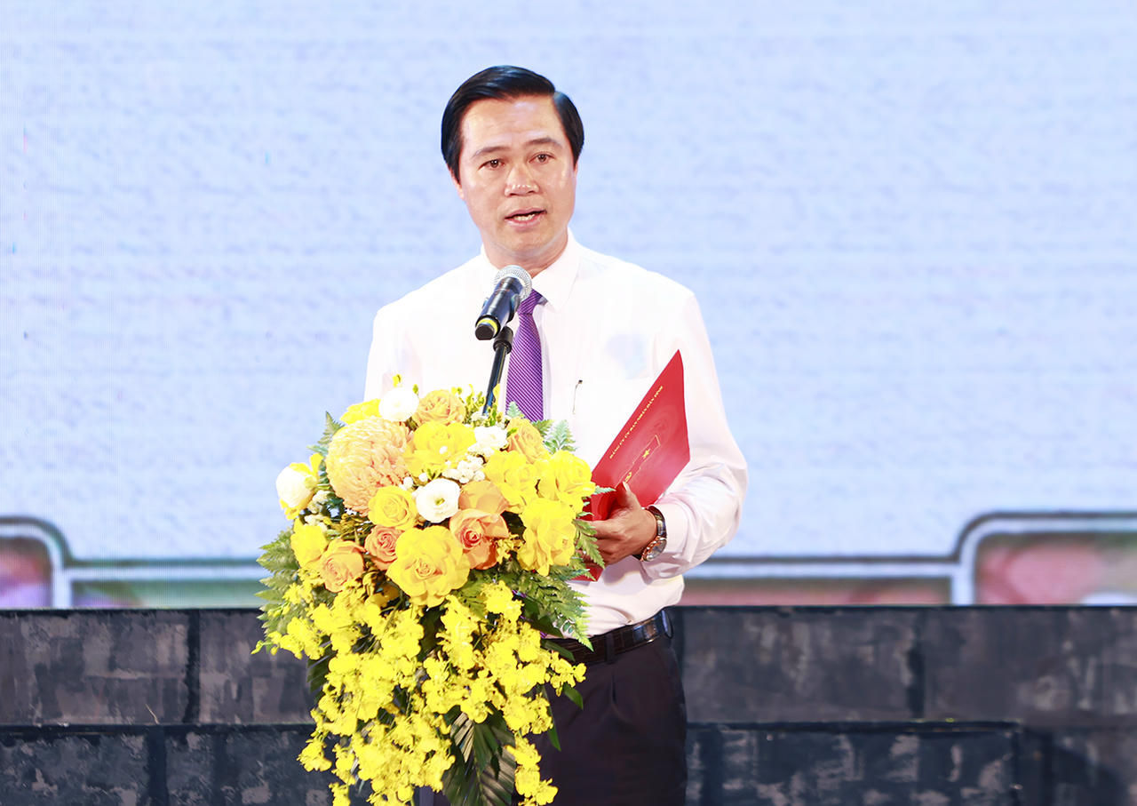 Ph&oacute; Chủ tịch UBND tỉnh L&ecirc; Xu&acirc;n Lợi ph&aacute;t biểu tại lễ khai mạc.