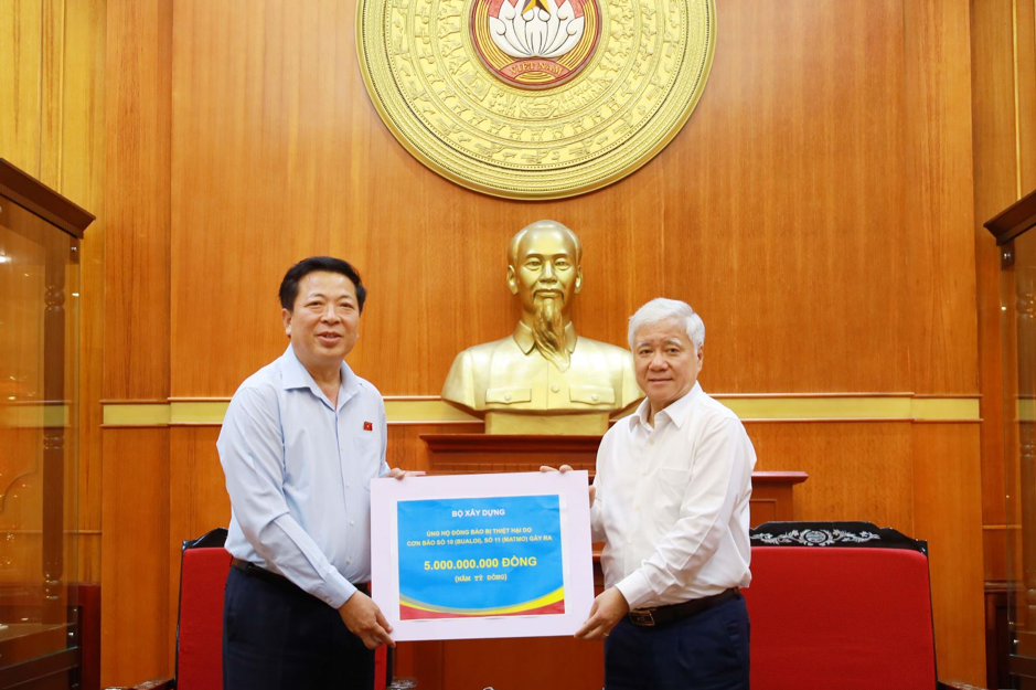 Thay mặt Bộ X&acirc;y dựng, Bộ trưởng Trần Hồng Minh trao số tiền 5 tỷ đồng ủng hộ đồng b&agrave;o bị thiệt hại do cơn b&atilde;o số 10, số 11 g&acirc;y ra.