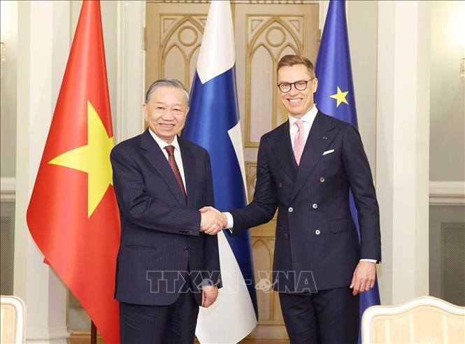 Tổng B&iacute; thư T&ocirc; L&acirc;m v&agrave; Tổng thống Cộng h&ograve;a Phần Lan Alexander Stubb sau lễ k&yacute; kết c&aacute;c văn kiện hợp t&aacute;c. Ảnh: Thống Nhất/ TTXVN